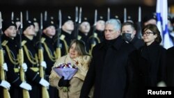 Díaz-Canel viajó a Rusia con su esposa, Lis Cuesta, y una delegación de alto nivel.