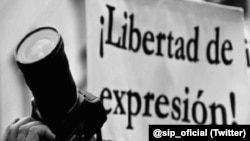 Cartel a favor de la libertad de expresión. (X/@sip_oficial)