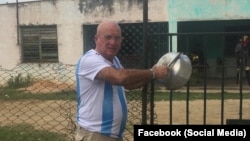 El líder opositor Félix Navarro tocando una cazuela en señal de protesta, en una imagen de archivo.