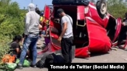 Imagen de la camioneta volcada cuando transportaba migrantes cubanos en México