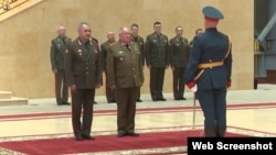 López Miera fue recibido con una guardia de honor, en el edificio de la Calle Arbat, sede de las FFAA. (Captura de video/Moskvichmag.ru)