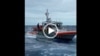 Un equipo de la Guardia Costera rescata a 28 personas a unas 6 millas al sur de Cayo Hueso. (Captura de video/USCG)