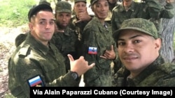 Cubanos posan como soldados del 137 Regimiento de paracaidistas, ubicado en la ciudad de Riazán. Foto Cortesía Alain Paparazzi Cubano