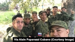 Cubanos posan como soldados del 137 Regimiento de paracaidistas, ubicado en la ciudad de Riazán. Foto Cortesía Alain Paparazzi Cubano