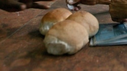 Madres cubanas se quejan de no tener alimentos para que sus hijos desayunen antes de ir a la escuela Madres cubanas se quejan de no tener alimentos para que sus hijos desayunen antes de ir a la escuela