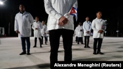 Integrantes de las brigadas médicas cubanos participan en una ceremonia antes de partir al exterior. (Alexandre Meneghini/Reuters/Archivo)
