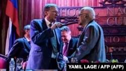 Ricardo Cabrisas y Boris Titov, en La Habana, el 17 de mayo de 2023.