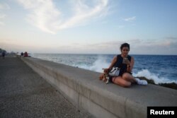 Una joven se conecta a internet en el Malecón habanero. (REUTERS/Alexandre Meneghini/Archivo)