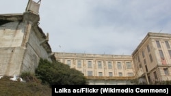 Vista exterior de la prisión federal de Alcatraz, en California, en una foto tomada en agosto de 2014. (Laika ac/Flickr vía Wikimedia Commons).