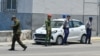 Policías cubanos vigilan una calle de La Habana en el aniversario de las protestas del 11 de julio de 2021. ( Adalberto Roque/AFP/Archivo)