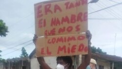 Juan Enrique Pérez Sánchez sostiene un cartel que reza: "Era tanta el hambre que nos comimos el miedo", en la manifestación del 11 de julio de 2021, en Nueva Paz, Mayabeque.