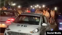 La policía vigila de cerca la protesta de decenas de cubanos en Bayamo, Granma, el 17 de marzo de 2024.