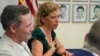 La representante estadounidense Debbie Wasserman Schultz, demócrata por Florida, habla durante una mesa redonda sobre derechos humanos en Cuba, el 10 de julio de 2023, en Hialeah Gardens, Florida (Foto AP/Marta Lavandier)