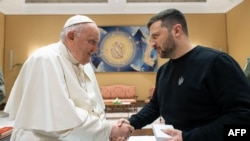 Foto tomada y distribuida como folleto el 13 de mayo de 2023 por los medios del Vaticano: El papa Francisco estrechando la mano del presidente ucraniano Volodymyr Zelensky después de una audiencia privada en el Vaticano.
Folleto / VATICAN MEDIA / AFP