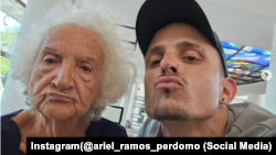 Ariel Ramos Perdomo, un popular tiktoker cubano, junto a su "abuela" Martha.