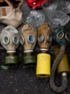 Máscaras de gas de la era soviética, a la venta en el mercadillo de Pochaina, Kyiv. El lugar cobra vida cada fin de semana cuando cientos de personas acuden en masa en busca de tesoros.