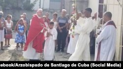 El arzobispo de Santiago de Cuba, Monseñor Dionisio García, junto a feligreses de la comunidad. (Foto: Facebook/Arzobispado de Santiago de Cuba)