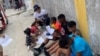 La activista Marthadela Tamayo con niños de la comunidad "La guayaba", en el municipio Cerro, La Habana.