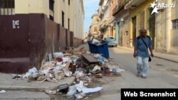 Un vertedero de basura en una calle de La Habana.