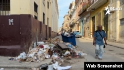 Un vertedero de basura en una calle de La Habana.