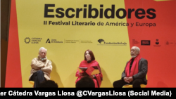 Mario Vargas Llosa (izq.) y Leonardo Padura (der.) en el evento Escribidores, celebrado en Málaga.