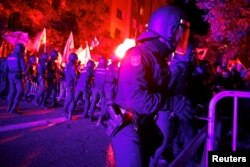 La policía antidisturbios española se enfrenta a manifestantes durante una protesta cerca de la sede del Partido Socialista de España (PSOE), el 6 de noviembre de 2023. REUTERS/ Juan Medina