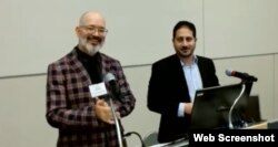 El académico estadounidense Ted A. Henken junto al editor en jefe de elTOQUE, José Jasán Nieves, tras el anuncio del LASA Media Award 2023. (Captura de video/Facebook LASA)