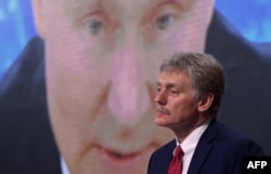 El portavoz del Kremlin, Dmitriy Peskóv, durante la rueda de prensa del presidente de Rusia, Vladimir Putin. Moscú, 17 de diciembre de 2020. Foto AFP