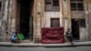 Mujeres sentadas en la acera de una calle, en La Habana, Cuba (Foto AP/Ramon Espinosa)