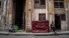 Mujeres sentadas en la acera de una calle, en La Habana, Cuba, el sábado 9 de julio de 2022. (Foto AP/Ramon Espinosa)