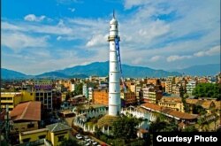 La torre Dharahara (s. XIX) antes de quedar reducida a escombros.