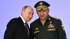 El presidente ruso VLadimir Putin y el ministro de Defensa Serguéi Shoigu asisten a la apertura de una conferencia de seguridad en las afueras de Moscú el 15 de agosto del 2022. (Sputnik, Kremlin Pool Foto via AP)