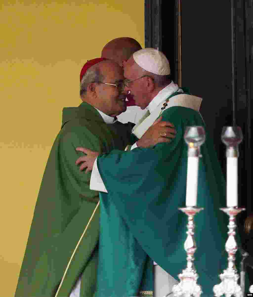 El papa Francisco saluda al cardenal Jaime Ortega, arzobispo de La Habana, en la Plaza de la Revolución de La Habana (Cuba), hoy, domingo 20 de septiembre de 2015. EFE/Orlando Barría
