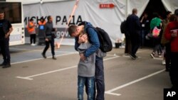 Andrii Fedorov abraza a su hijo Makar en un centro de recepción para personas desplazadas en Zaporiya, Ucrania, el lunes 2 de mayo de 2022. Makar y su madre, Dariia Fedora, huyeron de Mariúpol, donde miles de ucranianos continúan atrapados por la guerra.