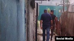 La Dama de Blanco Yolanda Santana denunció que dos agentes de la Seguridad del Estado hostigaban a su familia este sábado.