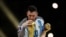 Lionel Messi, de Argentina, besa el trofeo de la Copa del Mundo después de recibir el premio Balón de Oro tras ganar el mundial 2022. (REUTERS/Kai Pfaffenbach/File Photo).