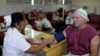FOTO ARCHIVO. En esta foto del 8 de febrero de 2013, una enfermera revisa la presión arterial de un paciente en el Hospital Dr. Gustavo Lima Aldereguía en Cienfuegos, Cuba. AP Photo/Franklin Reyes