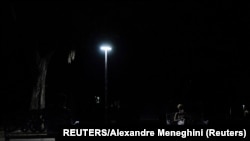 Vista de un parque de Cuba durante un apagón.