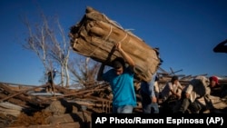 Trabajadores recuperan tabaco de un secadero que fue destruido por el huracán Ian en La Coloma, provincia de Pinar del Río, Cuba, el miércoles 5 de octubre de 2022. AP Foto/Ramón Espinosa)