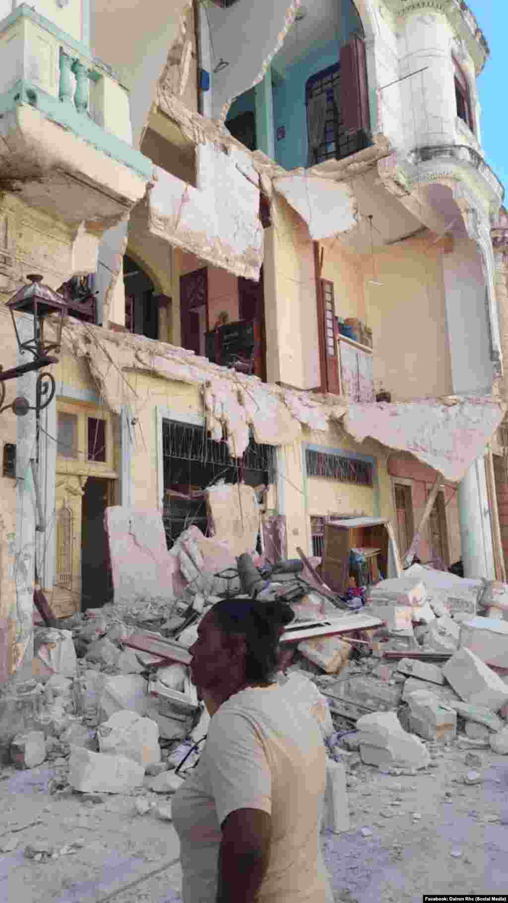 Una mujer camina frente los escombros de un derrumbe en La Habana / Foto: Dairon Rhc
