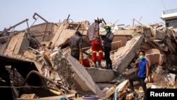 Rescatistas buscan entre los escombros en la localidad de Mandalay, en Myanmar, tras el terremoto que sacudió el país asiático el viernes. (REUTERS/Stringer)