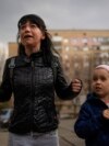 Julia, de 34 años, llora junto a su hija Veronika, de 6 años, mientras habla con un grupo de periodistas en Brovary, en las afueras de Kiev, Ucrania, el martes 29 de marzo de 2022. (AP Foto/Rodrigo Abd)