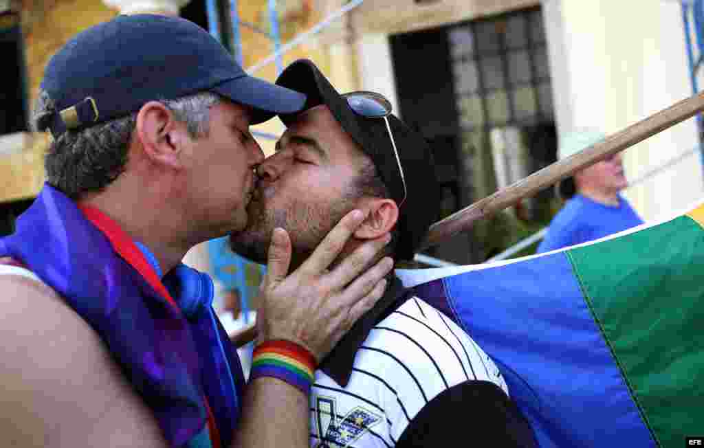 El escritor cubano Norge Espinosa (izq.) participó en la "besada" por el Día del Orgullo Gay.