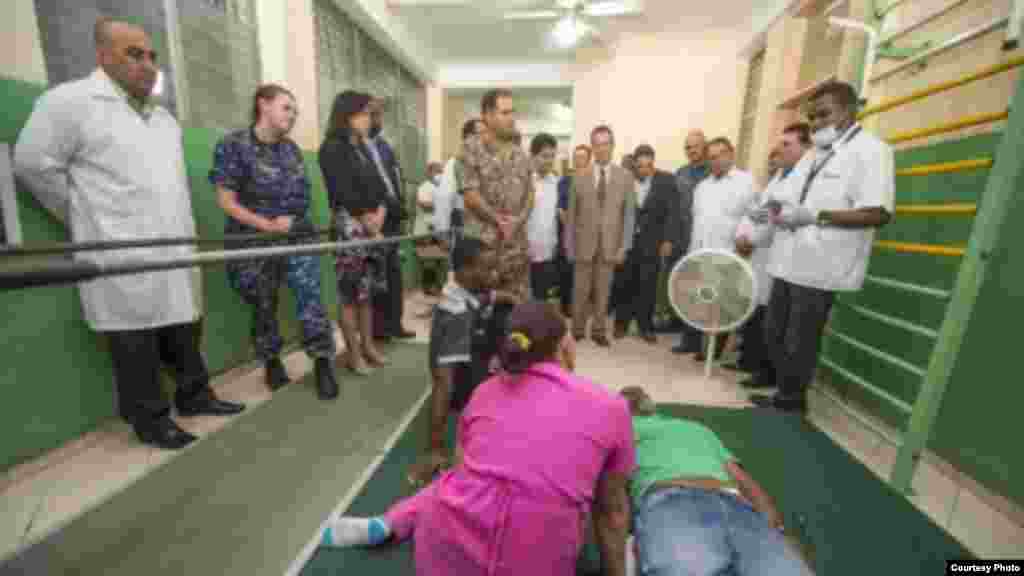 Los médicos cubanos dan un recorrido por sus instalaciones en Haití al personal de la embajada de Estados Unidos y al de la misión estadounidense Promesa Continua 2015.