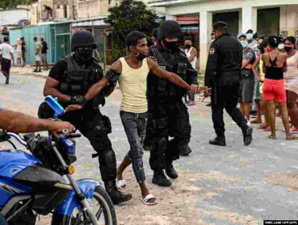La policía antidisturbios recorre las calles luego de una manifestación contra el gobierno de Miguel Díaz-Canel en el municipio de Arroyo Naranjo, La Habana el 12 de julio de 2021.
