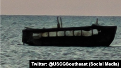 Balsa en la que llegó un grupo de cubanos a los Cayos de la Florida.