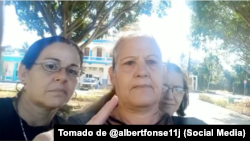 Vestidas de negro para pedir libertad para sus hijos, Marta Perdomo (der.)
Layda Yirkis Jacinto (izq.) y Liset Fonseca (centro)