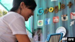 Una joven en el primer centro tecnológico de Google en Cuba, instalado en el estudio de "Kcho".
