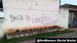 Un cartel a la entrada del estadio de pelota de Caimito, en Artemisa. (X/@SanMemero)