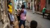 Cubanos conversan protegidos con mascarillas. AP Photo/Ramon Espinosa, File)